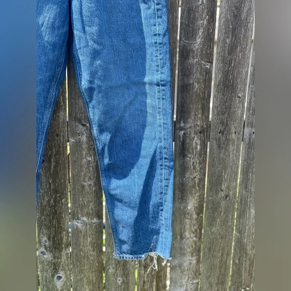 American Eagle outfitters Distressed & Ripped   HIGH RISE MOM JEANS NWT - Picture 3 of 9